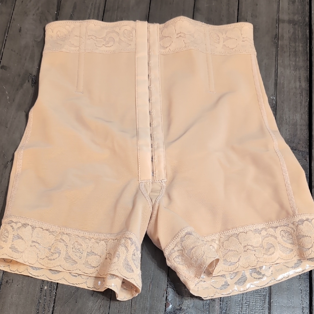 Women's Lace Trim Shapewear Shorts - Cream